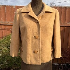 Chic vintage camel-colored short coat 🤎